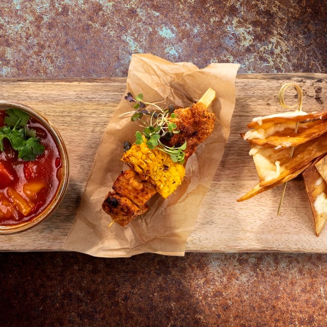 Pinchos z indyka/ nachosy z serem/ salsa paprykowa